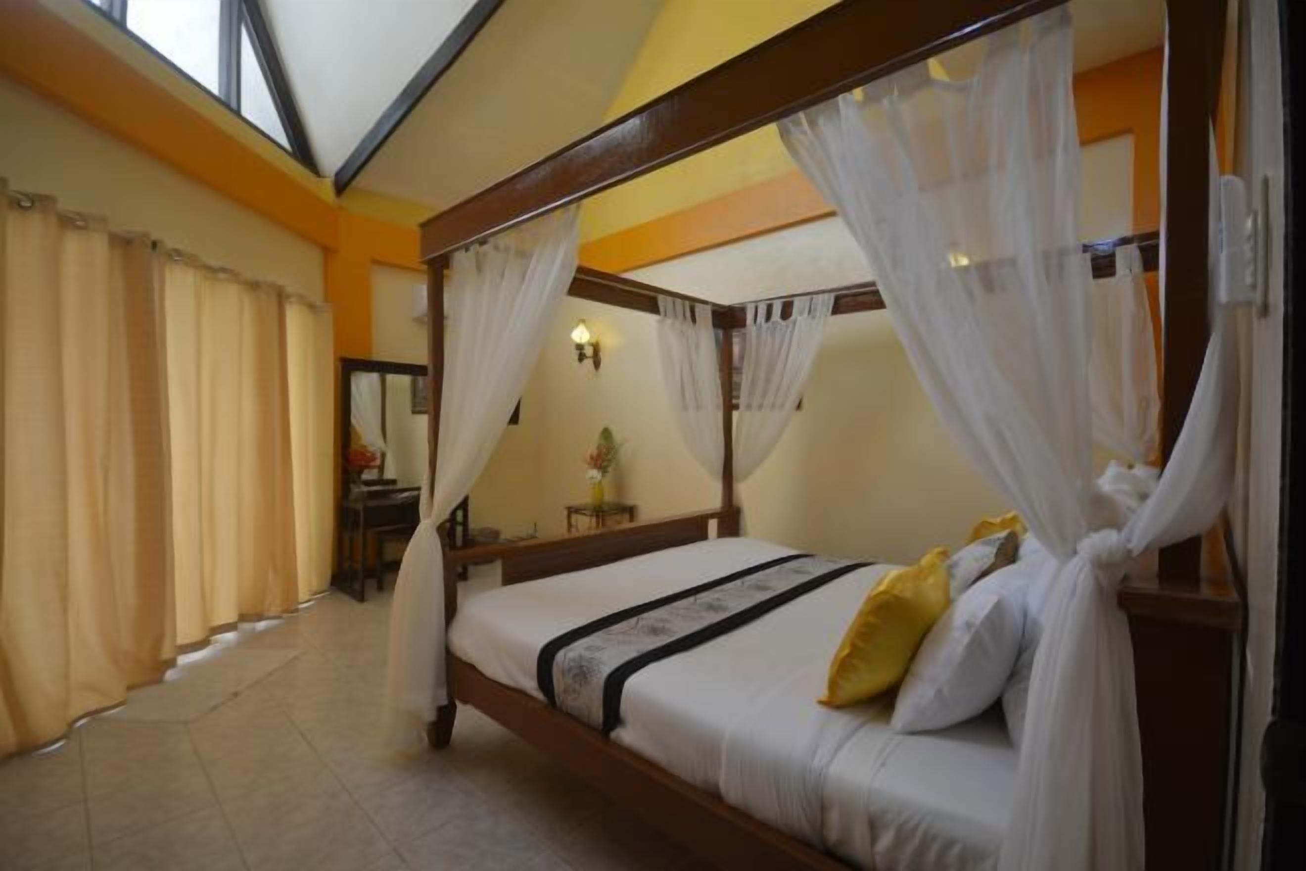 Een minibar, een bureau, een strijkplank/strijkijzer, gratis babybedden