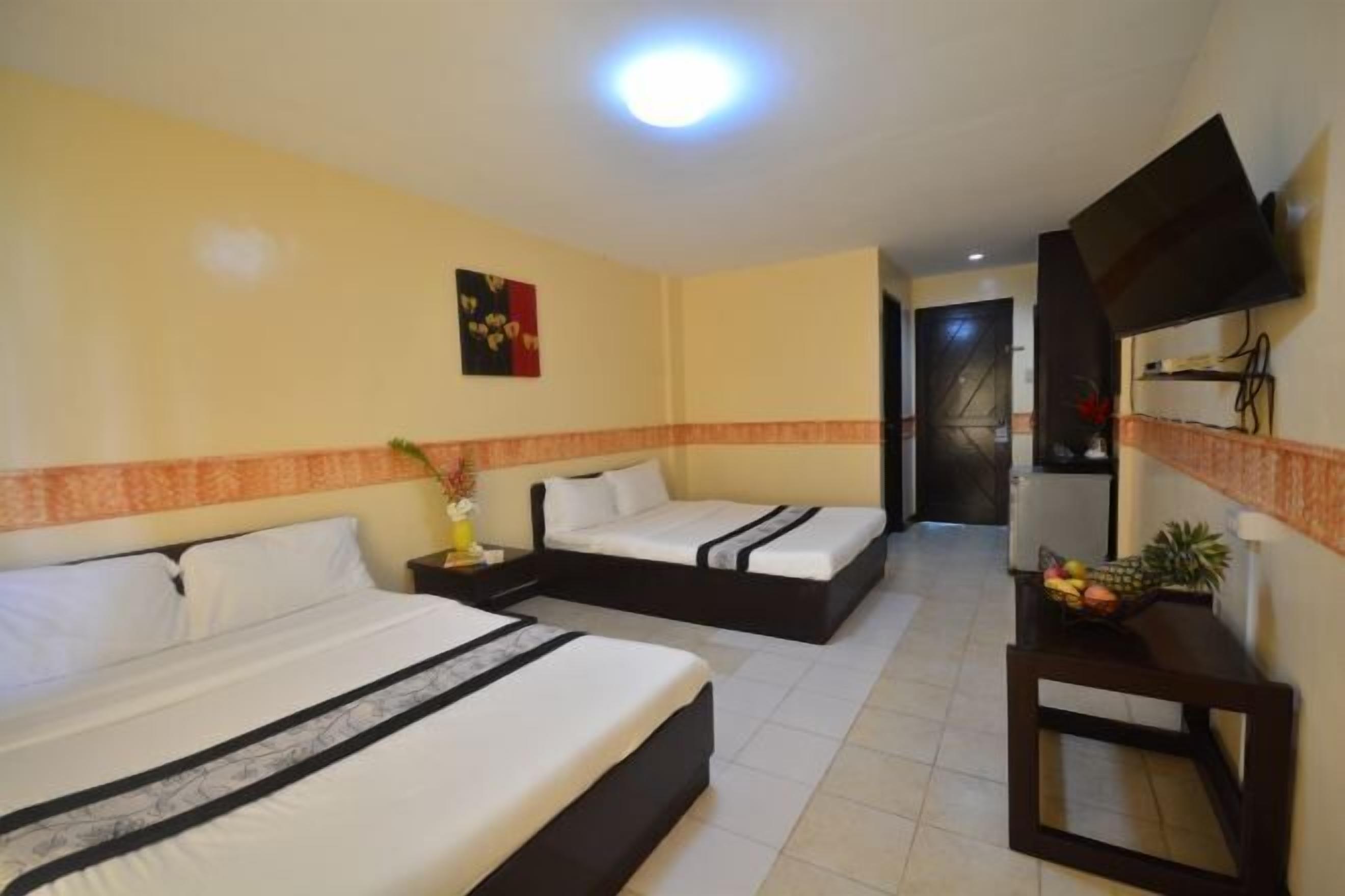 Een minibar, een bureau, een strijkplank/strijkijzer, gratis babybedden