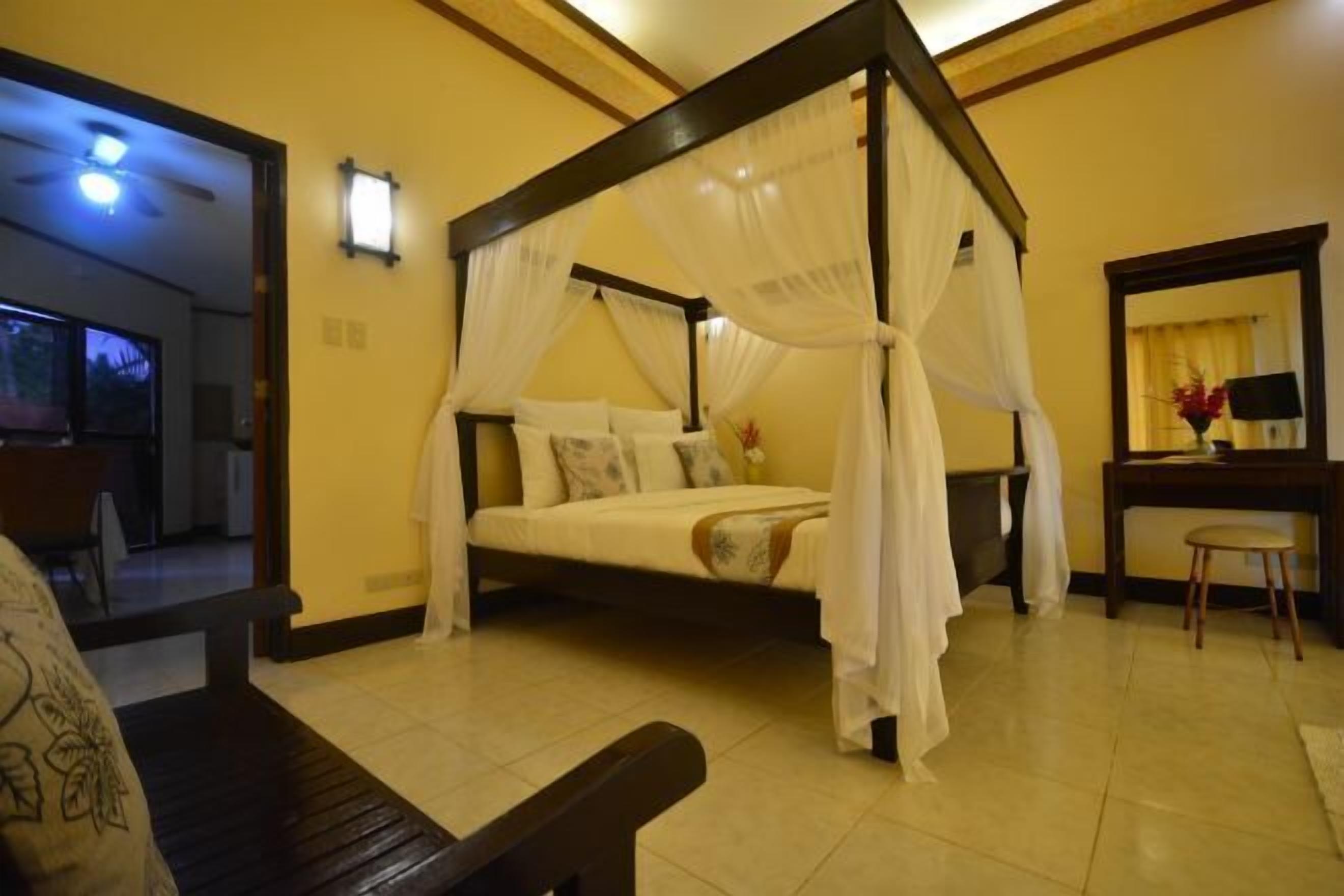 Een minibar, een bureau, een strijkplank/strijkijzer, gratis babybedden