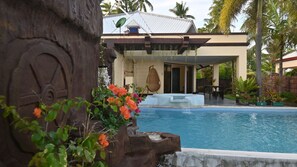 Minibar, desk, iron/ironing board, free cots/infant beds - Crystal Paradise Resort, Spa & Winery (Narra)