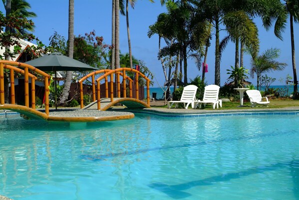 Outdoor pool, open 8 AM to 8 PM, pool loungers