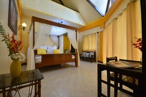 Familienvilla, Poolblick (Amihan, Suite) | Minibar, Schreibtisch, Bügeleisen/Bügelbrett, kostenlose Babybetten