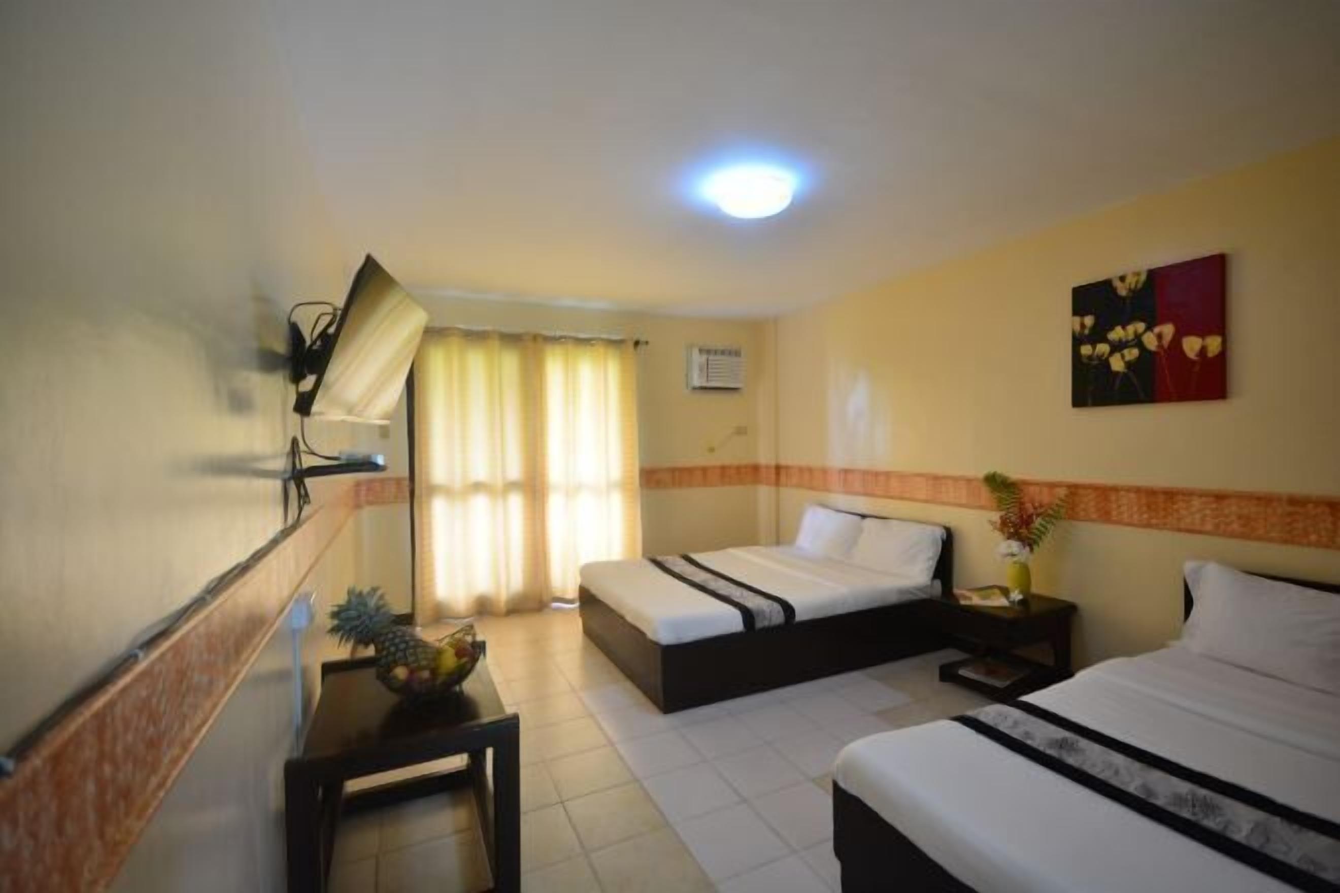 Een minibar, een bureau, een strijkplank/strijkijzer, gratis babybedden