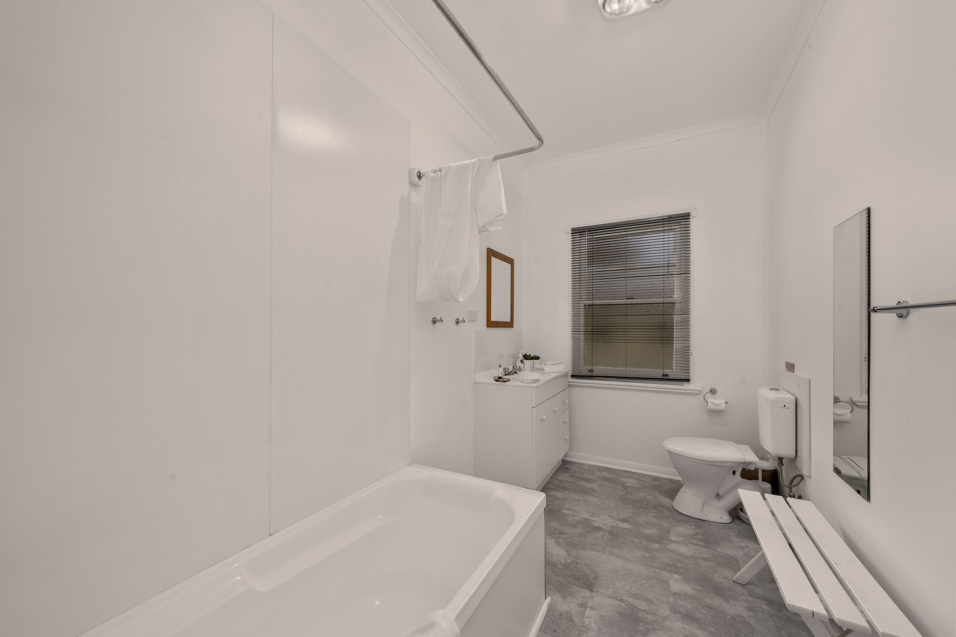 Un baño moderno con bañera, inodoro y lavamanos.