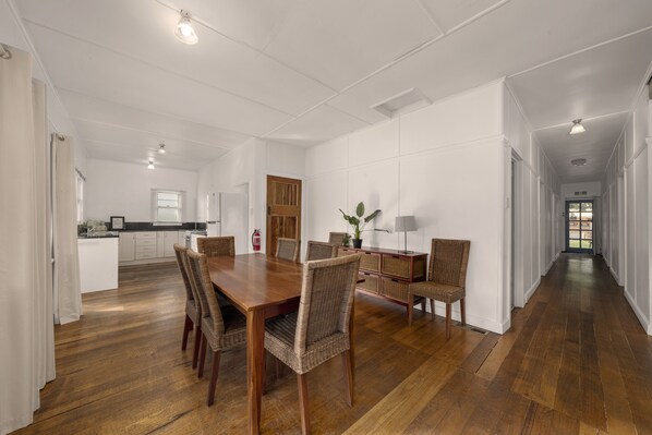 村舍, 4 间卧室 (Gidleigh) | 起居区 | 40-英寸电视 （配备数码频道）、DVD 播放器