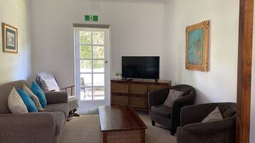 Cottage, 2 Bedrooms (No. 6-B) | Living area | 40-inch TV with digital channels, DVD player