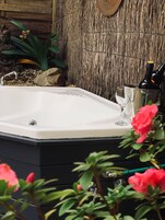 Suíte standard, 1 quarto, para não fumantes, cozinha (The Grange Jacuzzi Suite) | 1 quarto, frigobar, ferros/tábuas de passar roupa, roupa de cama