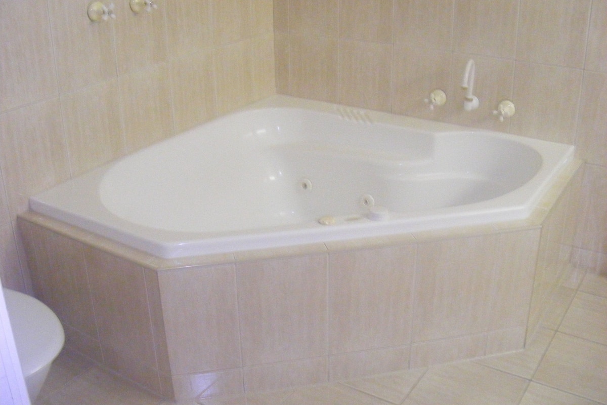 Standard Süit, 1 Yatak Odası, Sigara İçilmez, Mutfak (The African Cottage) | Banyo | Duş/küvet kombinasyonu, jakuzi, ücretsiz banyo/kozmetik ürünleri