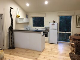 Suíte standard, 1 quarto, para não fumantes, cozinha (The African Cottage) | 1 quarto, frigobar, ferros/tábuas de passar roupa, roupa de cama