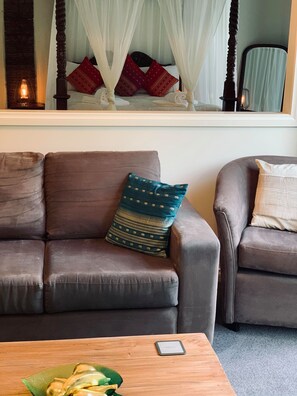 The Grange Jacuzzi Suite | 1 bedroom, minibar, iron/ironing board, bed sheets - Weeroona (Rye)