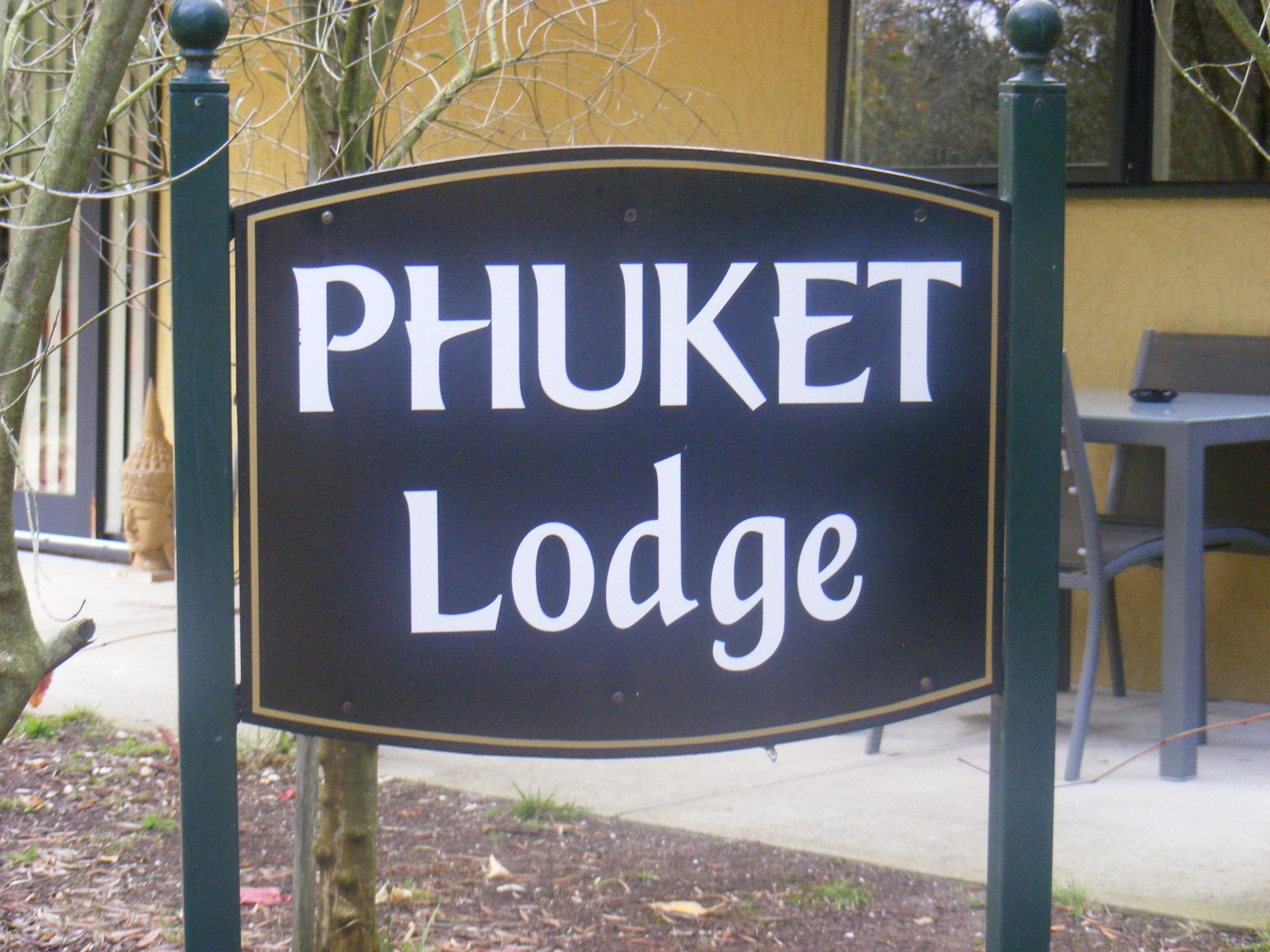 Un panneau indiquant l’emplacement de Phuket Lodge.