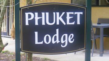 Un panneau indiquant l’emplacement de Phuket Lodge.