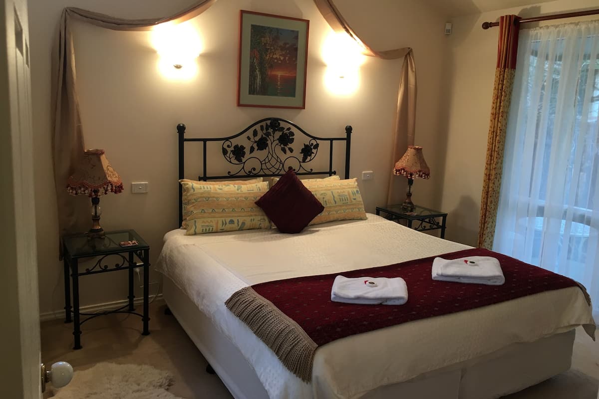 Standaard suite, 1 slaapkamer, niet-roken, keuken (The Tuscan Villa) | 1 slaapkamer, een minibar, een strijkplank/strijkijzer, beddengoed