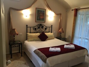 The Tuscan Villa | 1 bedroom, minibar, iron/ironing board, bed sheets - Weeroona (Rye)