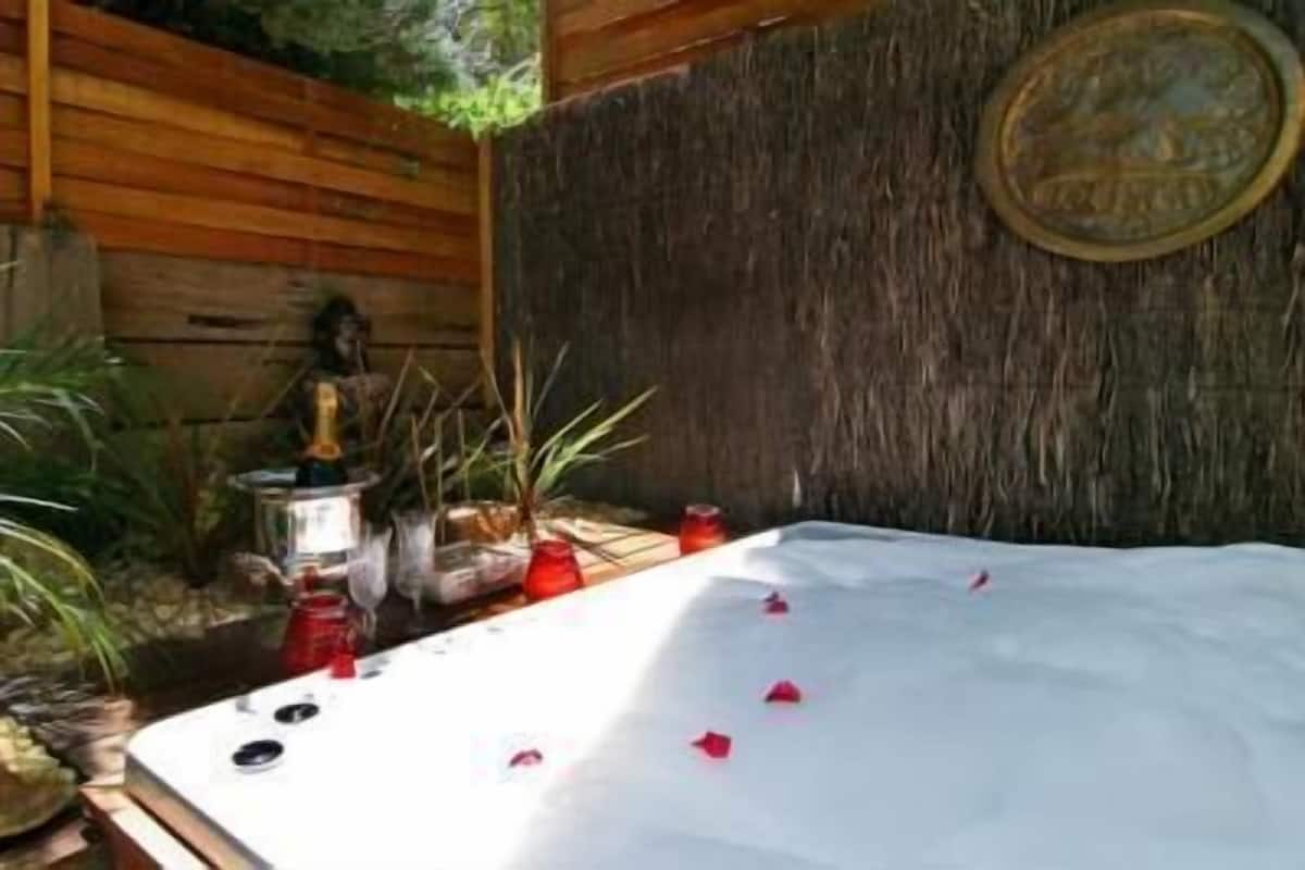 Standaard suite, 1 slaapkamer, niet-roken, keuken (The Grange Jacuzzi Suite) | Extra diep bad