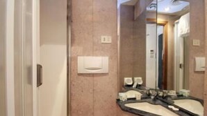 Estudio (Double Room Apartment) | Baño | Ducha y jabón