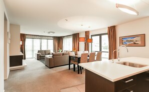 Leilighet, 3 soverom | Spiseområde på rommet