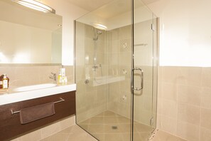 Three Bedroom Apartment | Bathroom | Free toiletries, hair dryer, bathrobes, towels