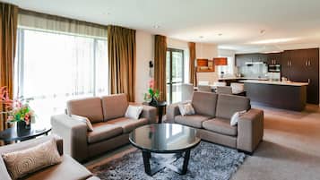 Appartement, 3 chambres | Coin séjour | Télévision LCD de 65 pouces avec chaßnes par satellite, télévision