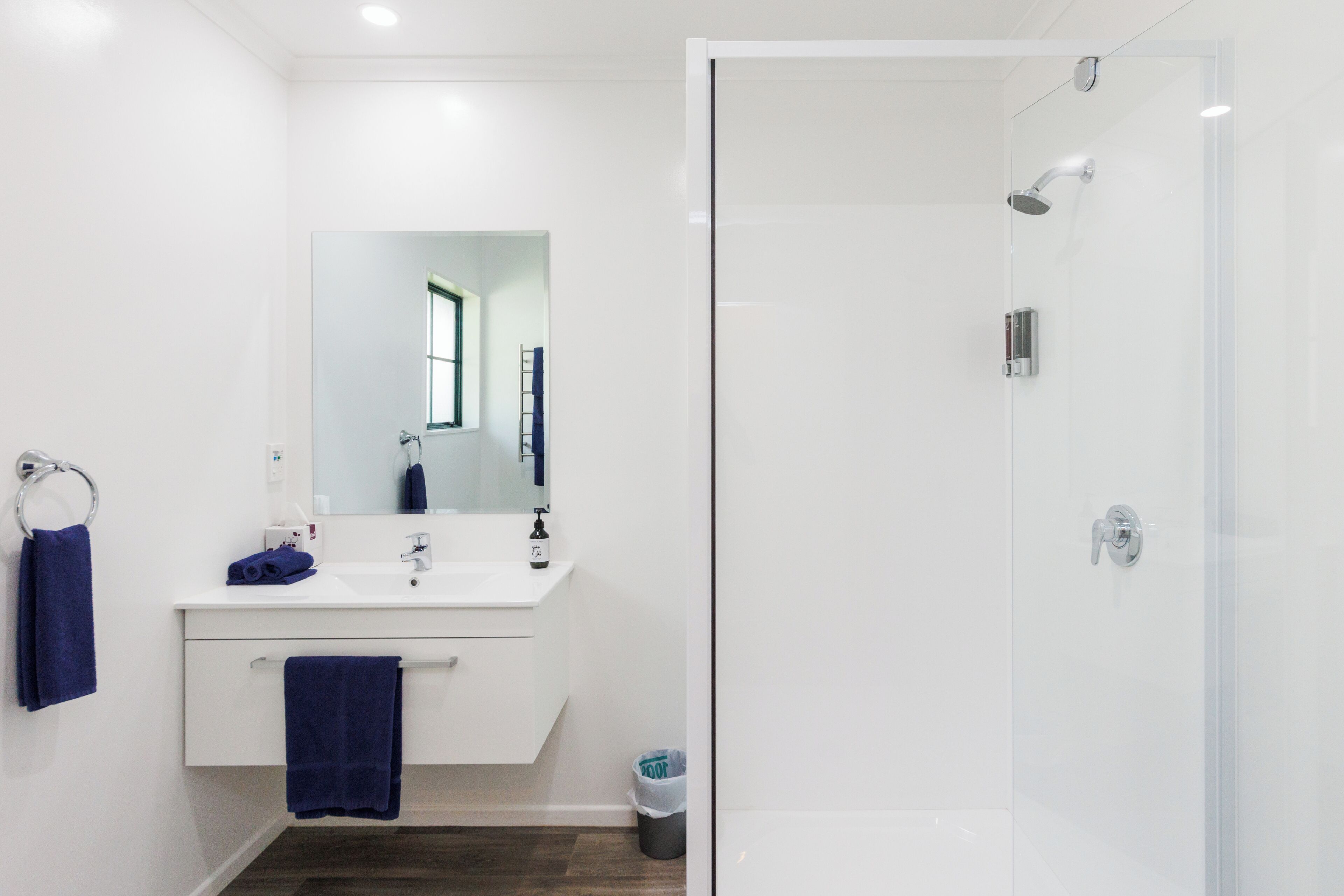 Bañera con ducha, bañera de hidromasaje, artículos de tocador ecológicos