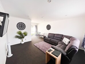 Rom – standard, 2 soverom (Ground Floor) | Oppholdsområde | Flatskjerm-TV