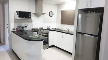 Departamento estándar, 2 habitaciones, para no fumadores, cocina (Cottage) | Cocina privada | Refrigerador con congelador, microondas, horno y parrilla de estufa