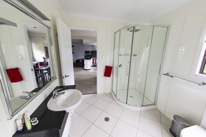 Standard-huoneisto, 1 makuuhuone, tupakointi kielletty, keittiö (Garden Apt) | Kylpyhuone | Suihku, hiustenkuivaaja, kylpytakit, pyyhkeet
