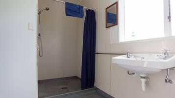 Standard Suite, 1 Bedroom (Motel Ensuite Room) | Bathroom | Shower, rainfall showerhead, towels