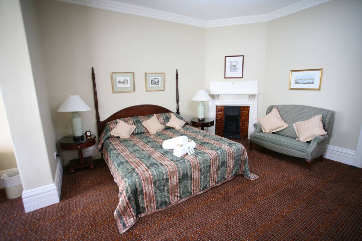 Phòng Superior (King/Twin with Additional Single Bed) | Chăn bông, bàn, màn/rèm cản sáng, bàn ủi/dụng cụ ủi quần áo 