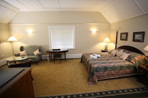 Cubrecamas, decoración personalizada, muebles diferentes y escritorio