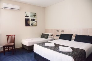 Queen Twin | Desk, iron/ironing board, free WiFi, bed sheets - Tudor Inn Newcastle (Hamilton)