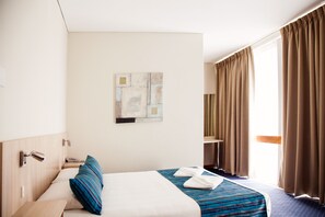 Suite, 1 cama Queen size | Escritorio, tabla de planchar con plancha, wifi gratis y ropa de cama 