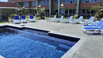 2 Außenpools, geöffnet von 08:00 Uhr bis 21:00 Uhr, Sonnenschirme