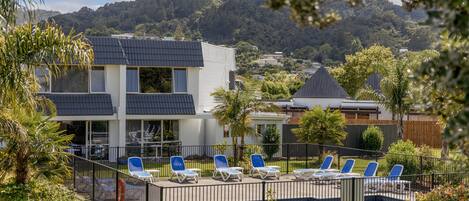 2 piscines extérieures, parasols de plage, chaises longues