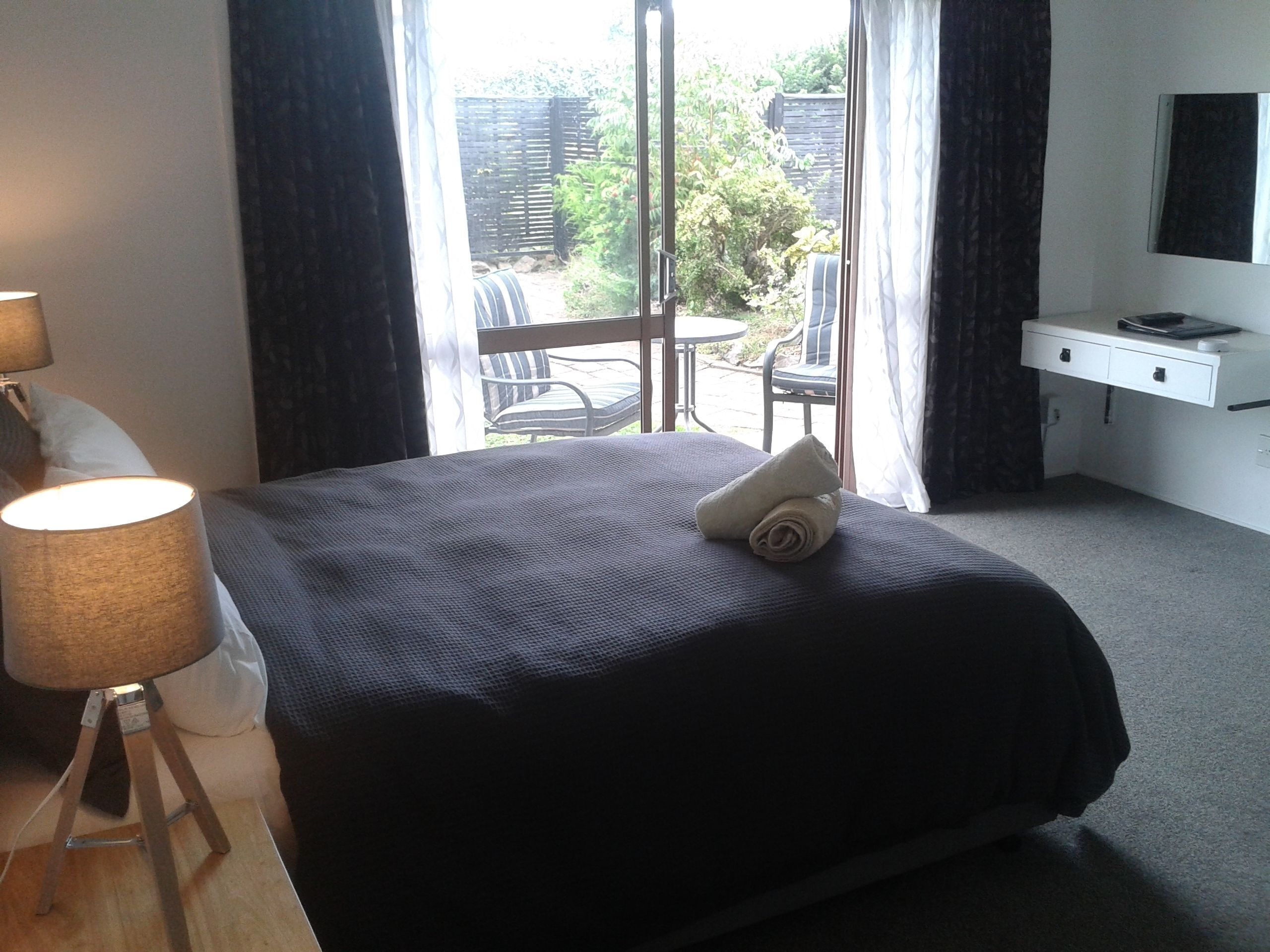 Tabla de planchar con plancha, wifi gratis y ropa de cama 
