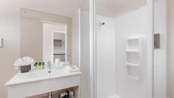 Deluxe Studio, Non Smoking (Room 2) | Bathroom