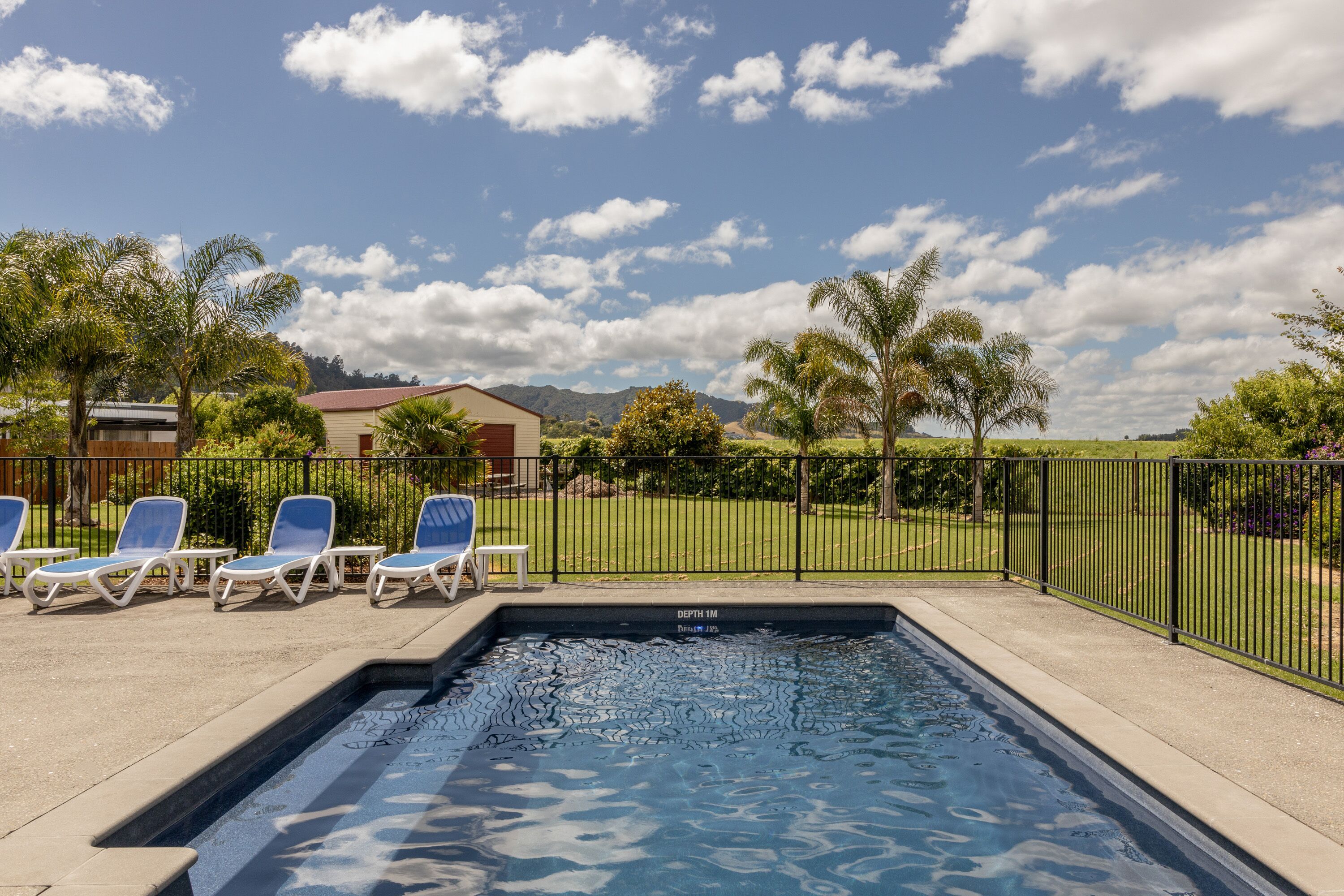 2 piscinas externas, funciona das 8h às 21h, guarda-sóis