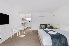 Iron/ironing board, free WiFi, bed sheets - Avalon Motel Thames – Wenzel Motels (Thames)