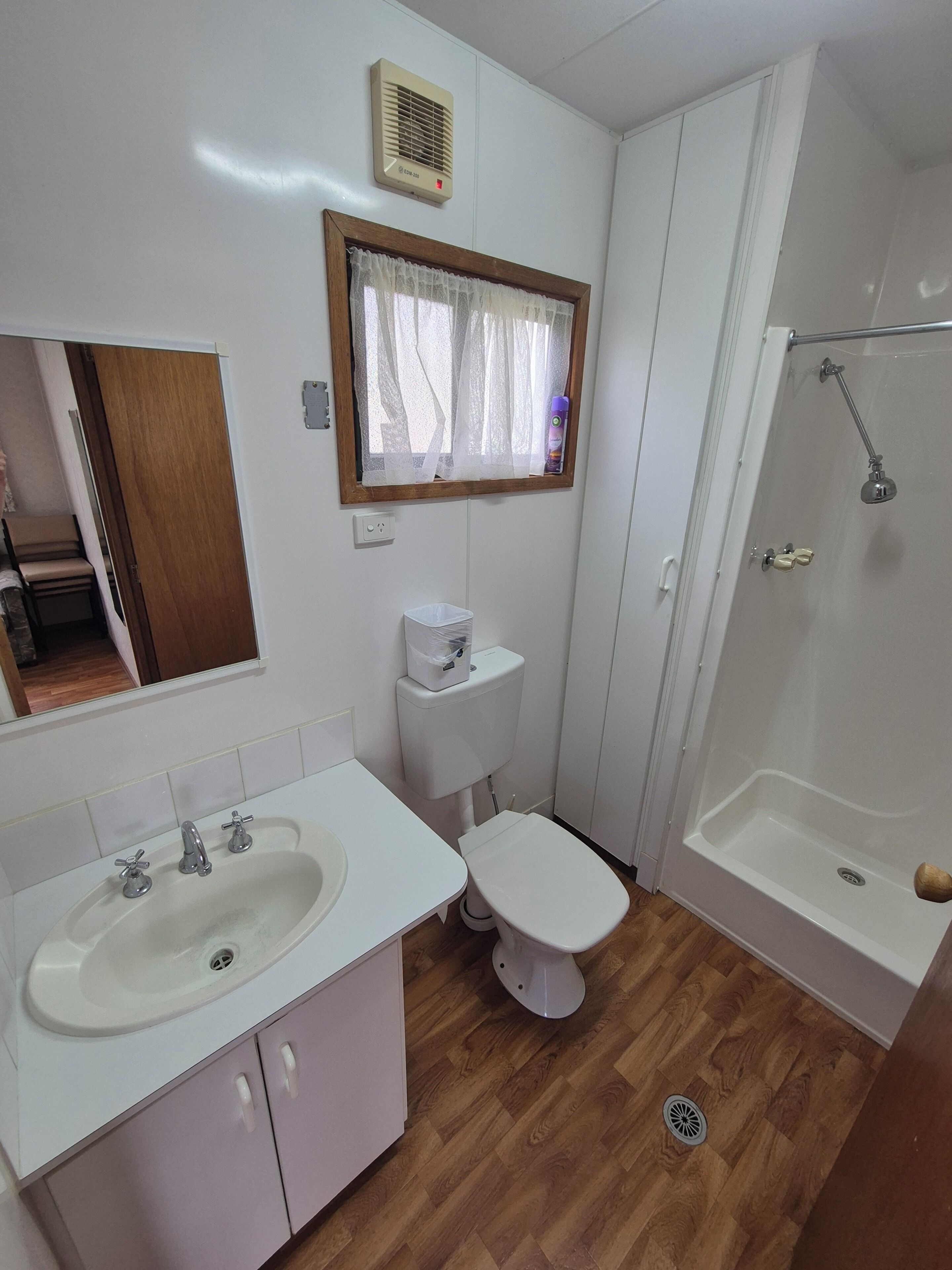 Ein Badezimmer mit Waschbecken, Toilette und Dusche.