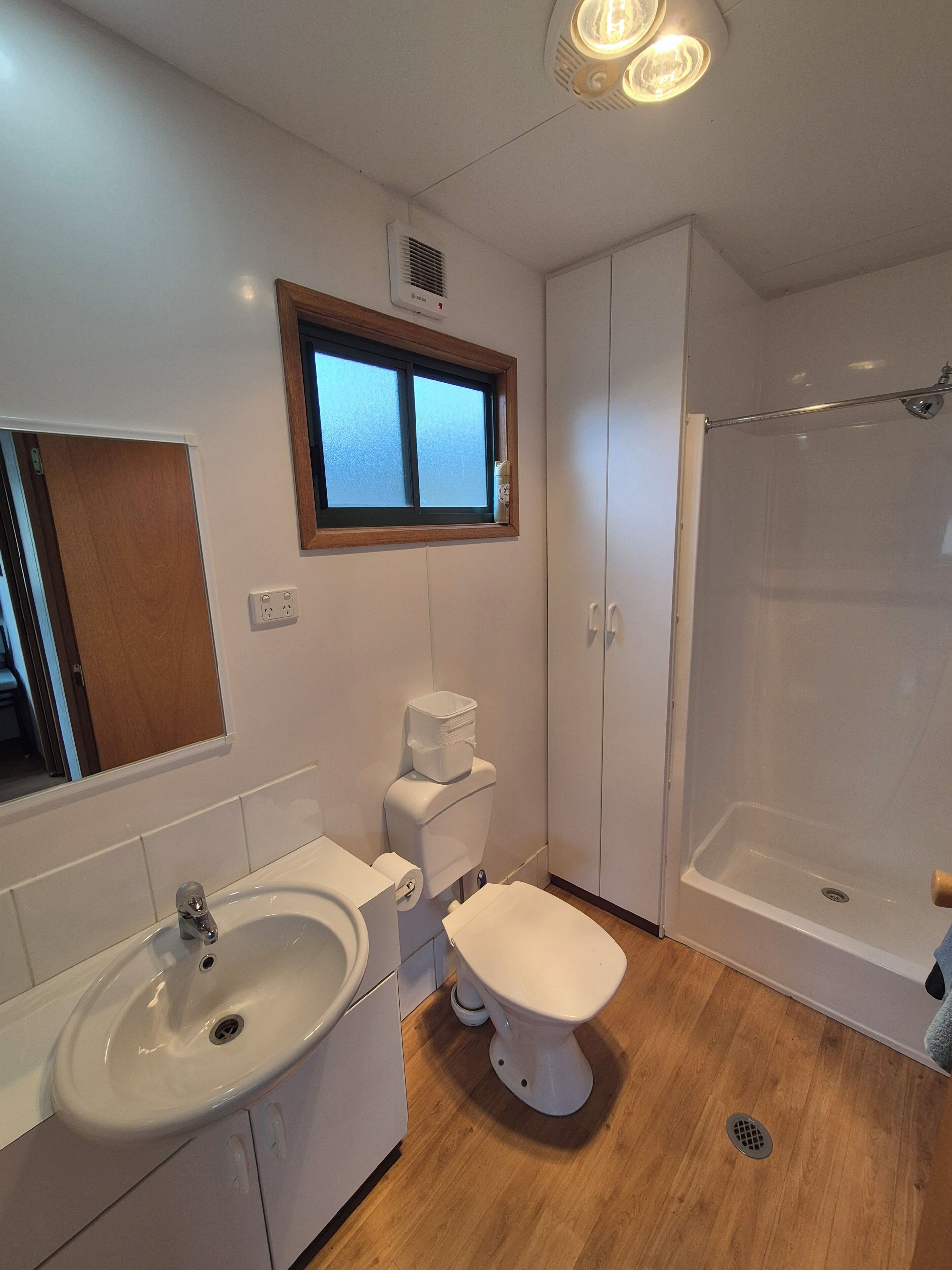 Standard Room, 2 Bedrooms (Full Linen) | Bathroom