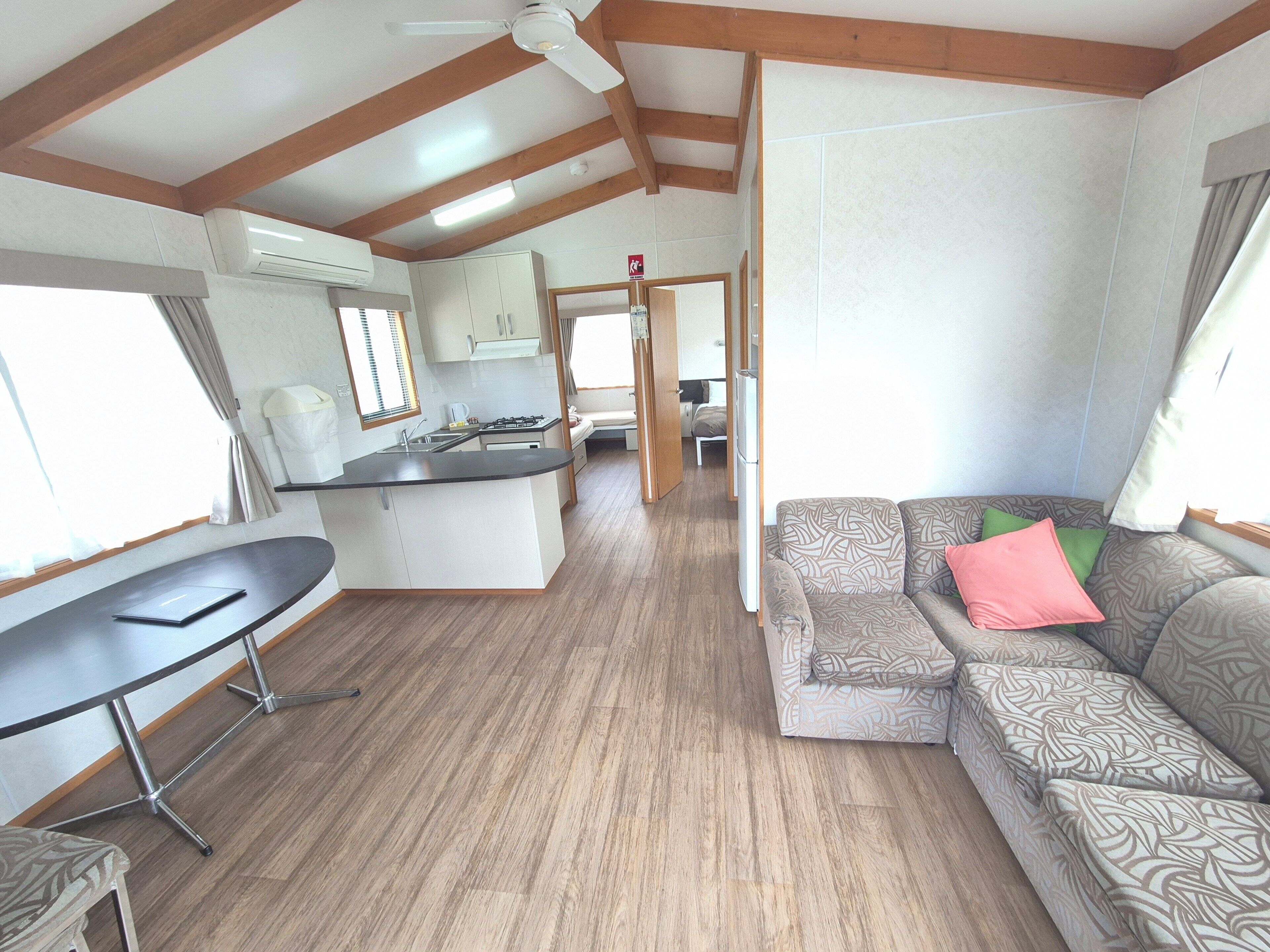 Hytte – basic (Deluxe Cabin) | Oppholdsområde | LCD-TV