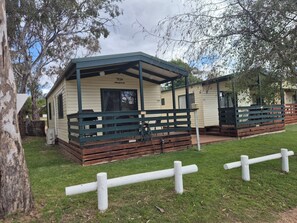 Basic Cabin (Deluxe Cabin) - Bonnie Doon Caravan Park (Bonnie Doon)