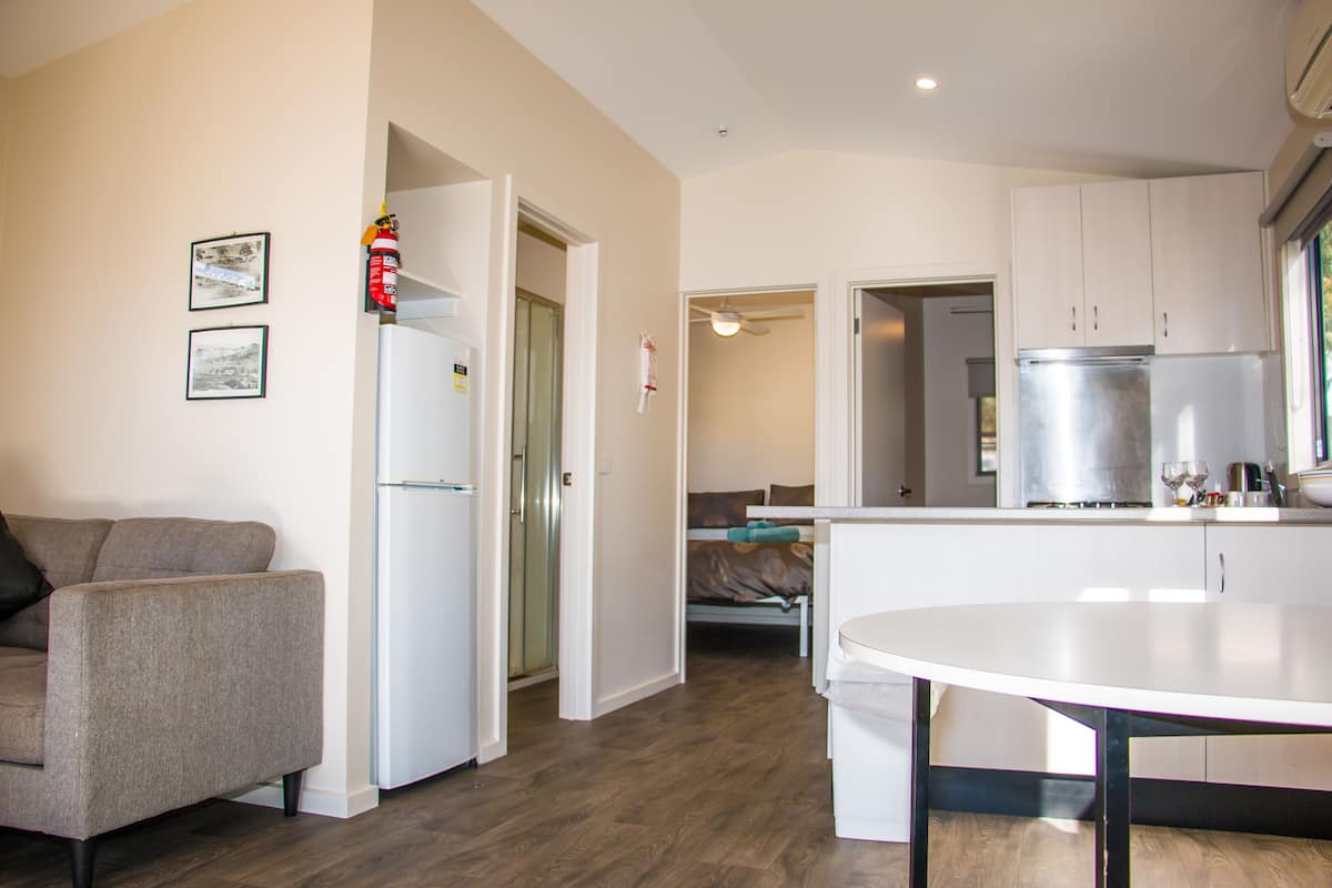 Suite Deluxe, 2 camere da letto, non fumatori, cucina (Deluxe Cabin) | Area soggiorno | TV LCD