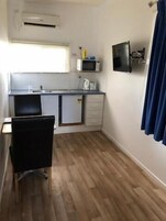 Frigorífico, cafetera o tetera y hervidor eléctrico