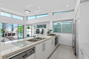 Luksushus, 4 soverom, havutsikt, ved havkanten | Eget kjøkken | Kjøleskap, mikrobølgeovn (på forespørsel), ovn og kokeplater