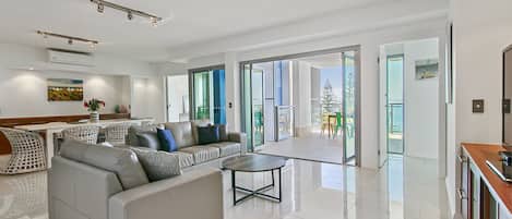 奢華公寓, 3 間臥室 | 客廳 | 55 吋電視連有線電視頻道