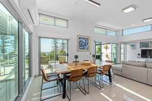 Luksushus, 4 soverom, havutsikt, ved havkanten | Spiseområde på rommet