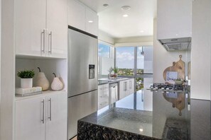 Deluxe Apartment | Private kitchen | Full-size fridge, microwave, oven, stovetop