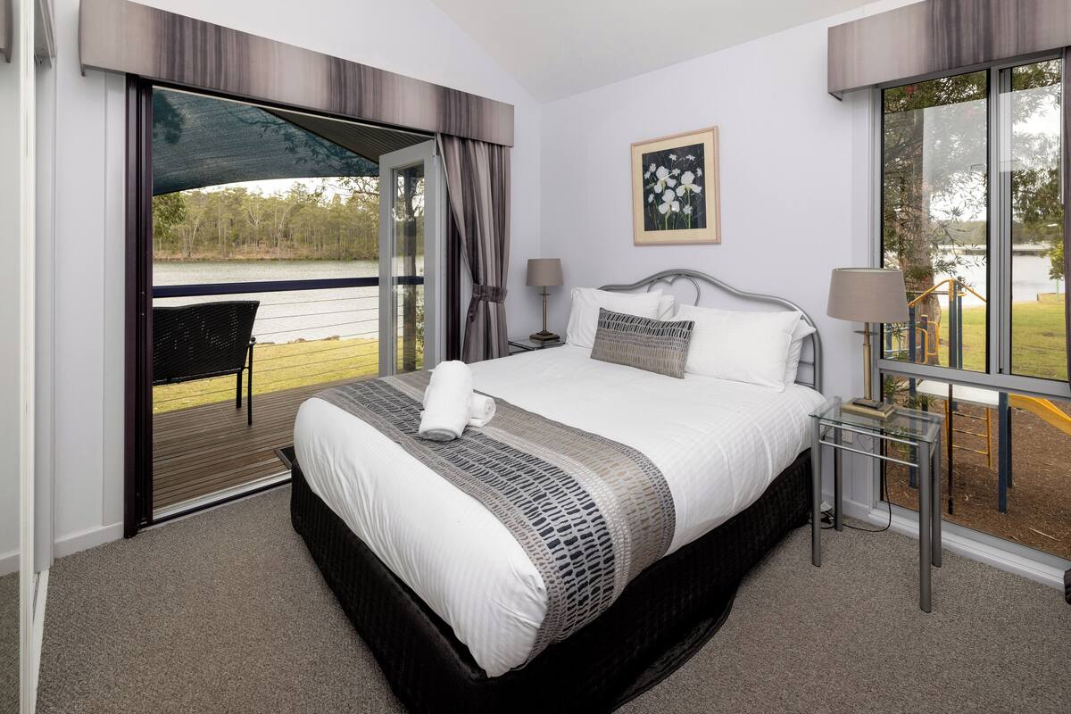 Deluxe Riverfront 3 Bedroom House | WiFi (free), bed sheets