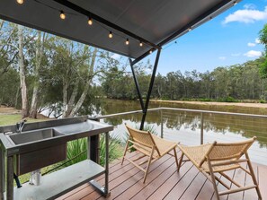 Deluxe Creekfront Safari Tent  No Ensuite | Terrasse/patio